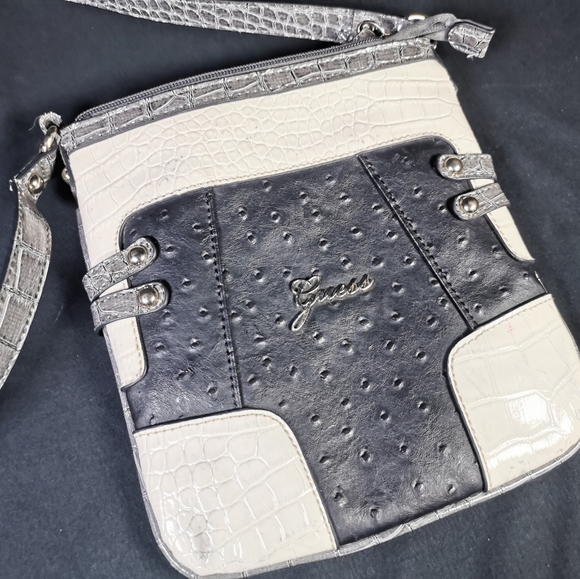 Guess purse - Picture 4 of 7